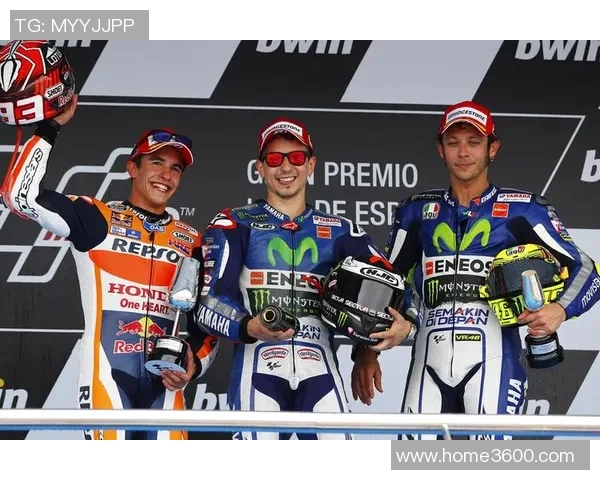 马奎斯与足球明星亲密合影展现体育精神与友谊的完美结合